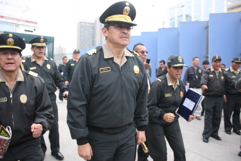 General PNP Aldo Miranda Soria director de la región policial lima Ponen en marcha campaña contra el Bullying escolar