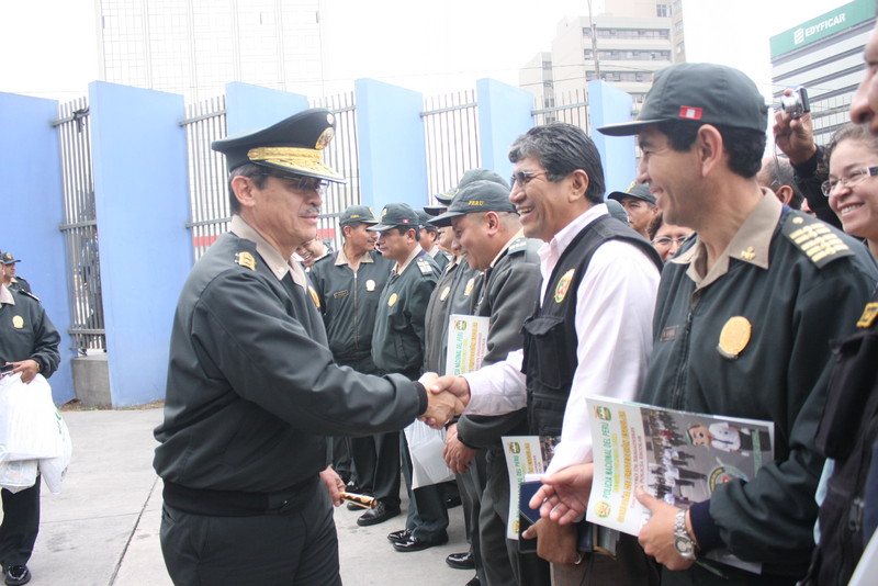 General PNP Aldo Miranda Soria director de la región policial lima Ponen en marcha campaña contra el Bullying escolar
