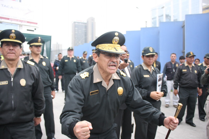 General PNP Aldo Miranda Soria director de la región policial lima Ponen en marcha campaña contra el Bullying escolar