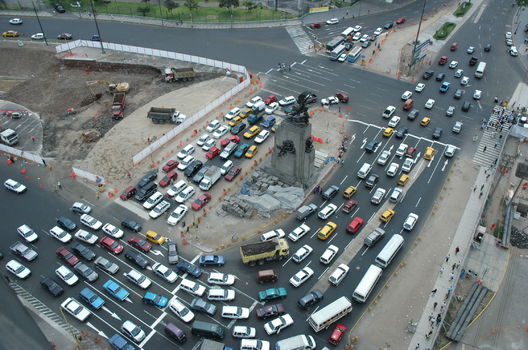 Una perspectiva del transporte privado y público de la Plaza Grau de Lima