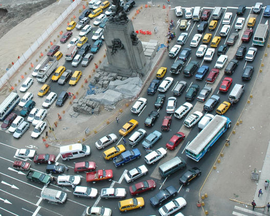 Una perspectiva del transporte privado y público de la Plaza Grau de Lima