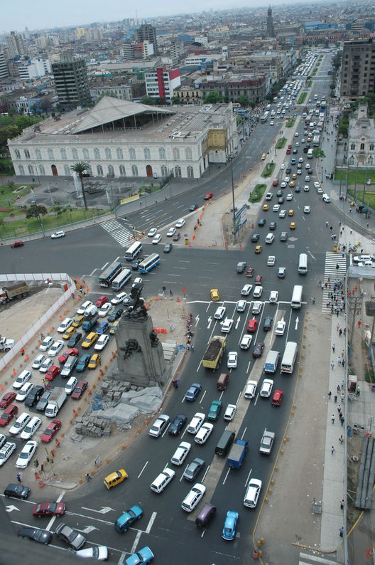 Una perspectiva del transporte privado y público de la Plaza Grau de Lima