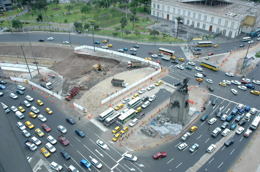 Una perspectiva del transporte privado y público de la Plaza Grau de Lima