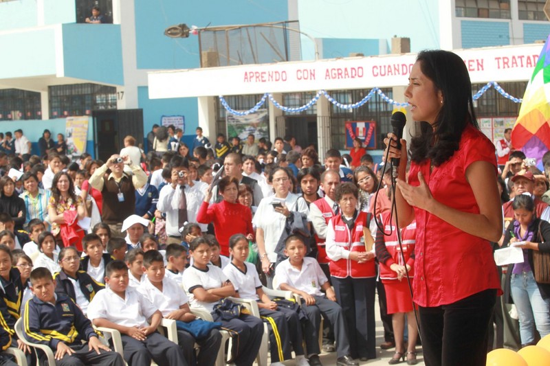 Primera Dama Nadine Heredia, participó en actividad de estrategia frente al acoso y agresión entre estudiantes en el colegio Nicolás Copérnico