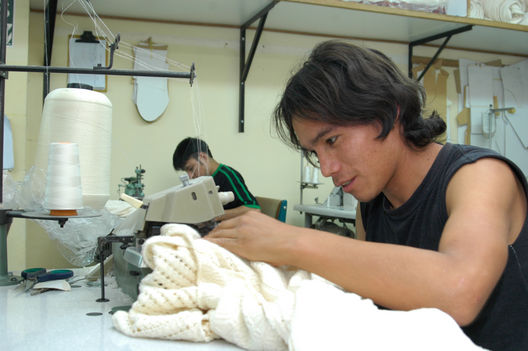 Algo cotidiano en el emporio comercial de Gamarra, empleados textiles en un día de labores