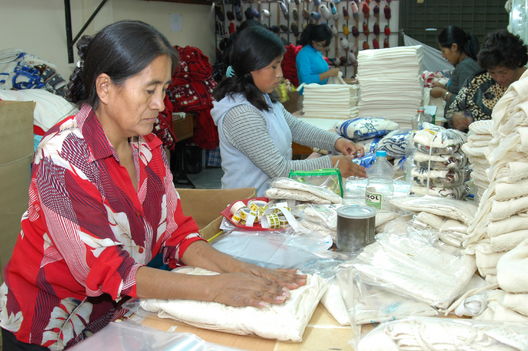 Algo cotidiano en el emporio comercial de Gamarra, empleados textiles en un día de labores