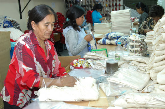Algo cotidiano en el emporio comercial de Gamarra, empleados textiles en un día de labores