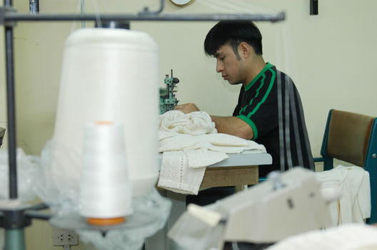 Algo cotidiano en el emporio comercial de Gamarra, empleados textiles en un día de labores