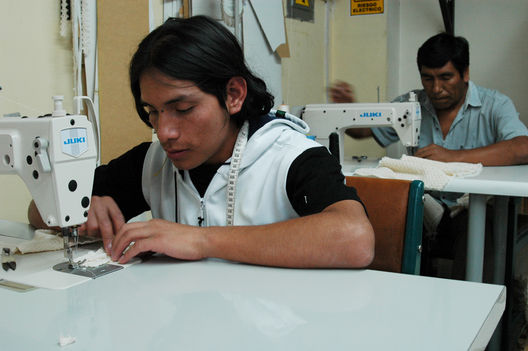 Algo cotidiano en el emporio comercial de Gamarra, empleados textiles en un día de labores
