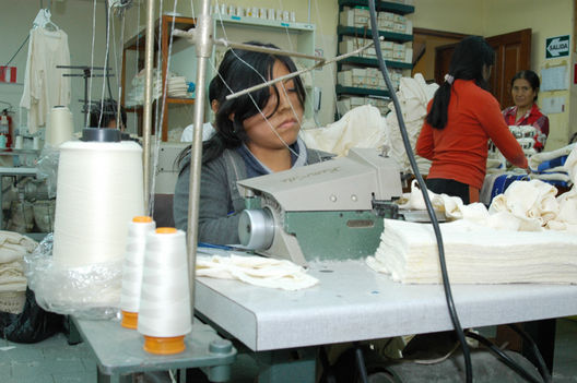 Algo cotidiano en el emporio comercial de Gamarra, empleados textiles en un día de labores