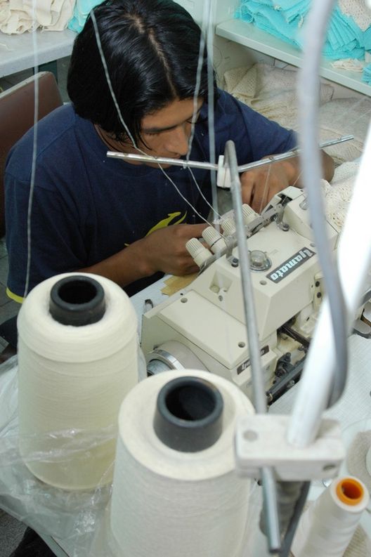 Algo cotidiano en el emporio comercial de Gamarra, empleados textiles en un día de labores