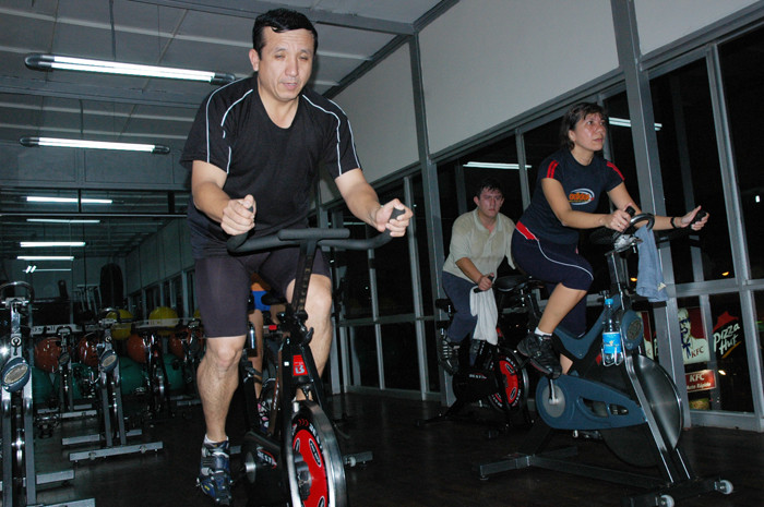El entrenamiento en gimnasio tiene ventajas y riesgos.que permite desarrollar un grupo muscular específico