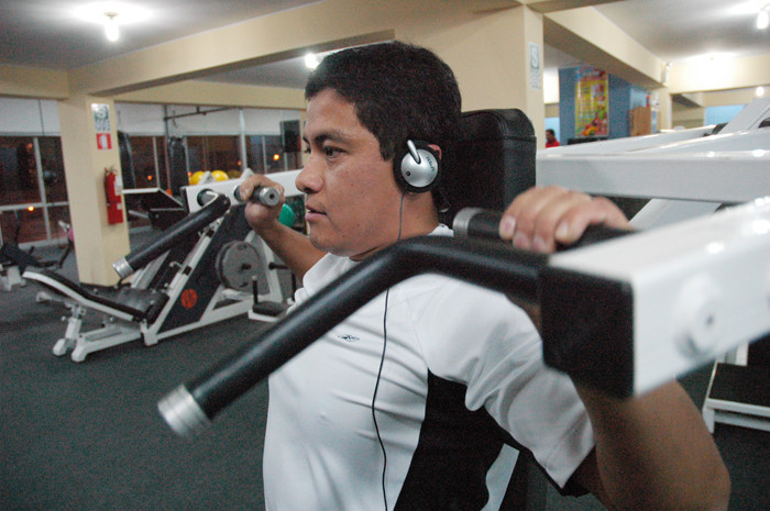 El entrenamiento en gimnasio tiene ventajas y riesgos.que permite desarrollar un grupo muscular específico