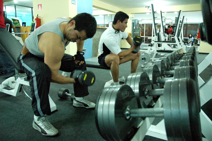 El entrenamiento en gimnasio tiene ventajas y riesgos.que permite desarrollar un grupo muscular específico