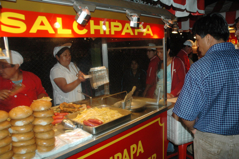 La comida chatarra tiende a ser alta en grasa, sal y calorías y baja en fibra dietética