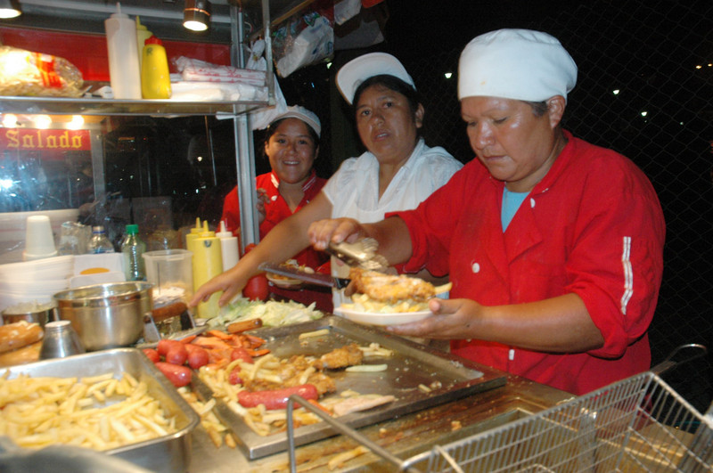 La comida chatarra tiende a ser alta en grasa, sal y calorías y baja en fibra dietética