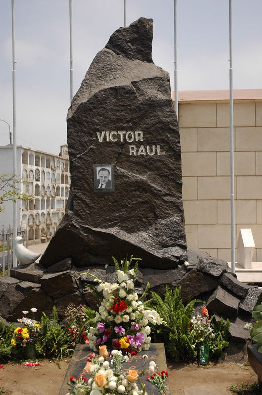 Tumba del líder Aprista Peruano, Víctor Raúl Haya de La Torre, en el cementerio Miraflores de Trujillo