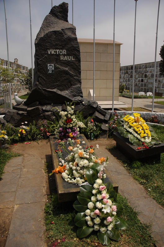 Tumba del líder Aprista Peruano, Víctor Raúl Haya de La Torre, en el cementerio Miraflores de Trujillo