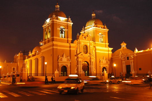 Una noche por la Plaza de Armas de Trujillo Ciudad de la eterna primavera