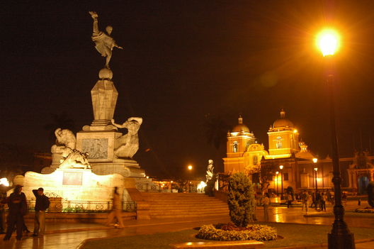 Una noche por la Plaza de Armas de Trujillo Ciudad de la eterna primavera