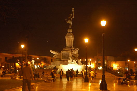 Una noche por la Plaza de Armas de Trujillo Ciudad de la eterna primavera