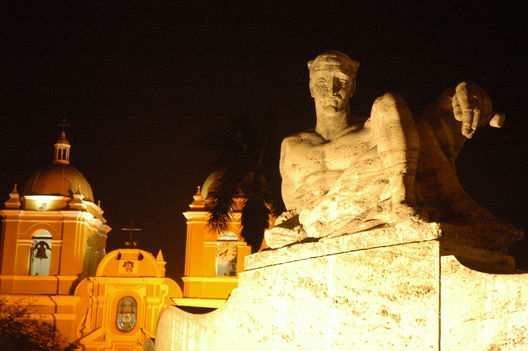 Una noche por la Plaza de Armas de Trujillo Ciudad de la eterna primavera