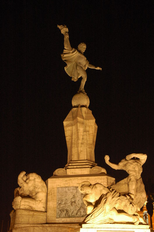 Una noche por la Plaza de Armas de Trujillo Ciudad de la eterna primavera