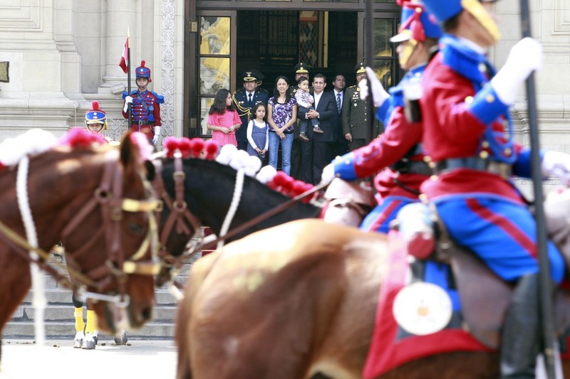 Presidente Ollanta Humala encabezó ceremonia de cambio de guardia montada en Palacio de Gobierno por el día del padre