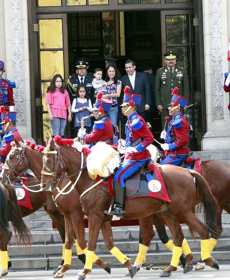 Presidente Ollanta Humala encabezó ceremonia de cambio de guardia montada en Palacio de Gobierno por el día del padre