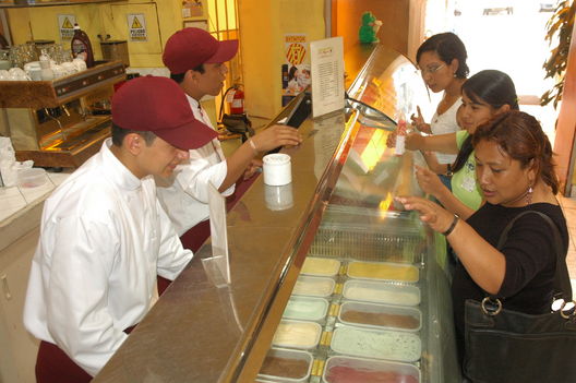 Disfrute de los sabores  del verano en la  heladería  La Muyuna en Miraflores