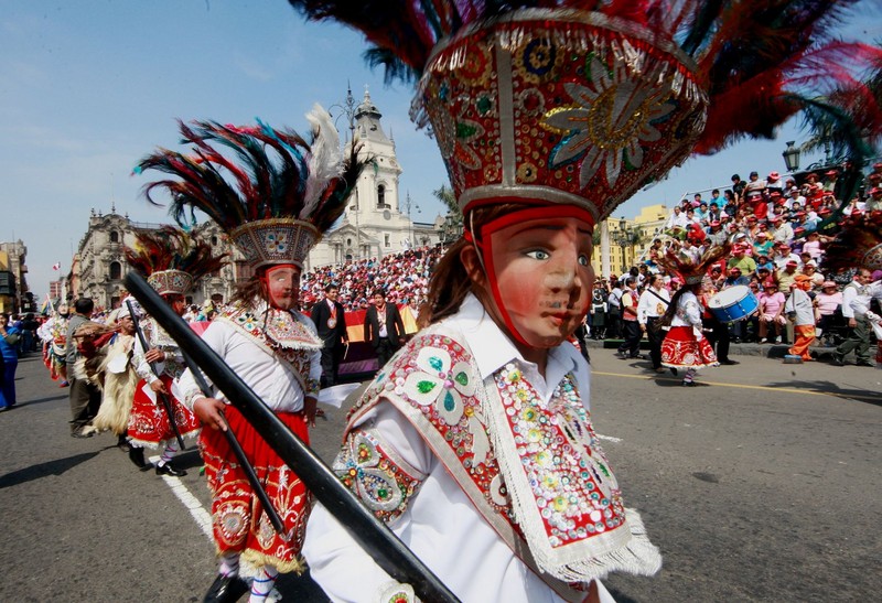 Danzas típicas de Cusco durante procesión del Señor de qoyllur riti en la Plaza de Armas de Lima