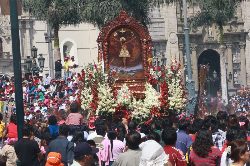 Danzas típicas de Cusco durante procesión del Señor de qoyllur riti en la Plaza de Armas de Lima