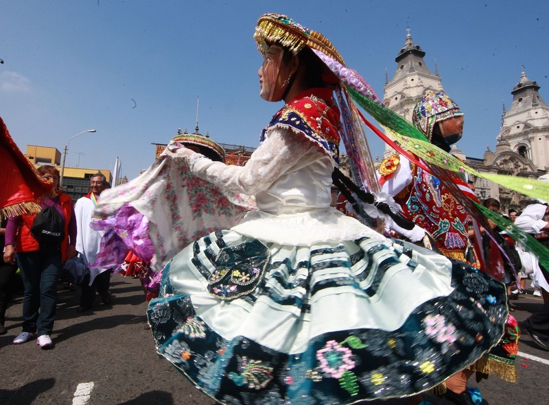 Danzas típicas de Cusco durante procesión del Señor de qoyllur riti en la Plaza de Armas de Lima