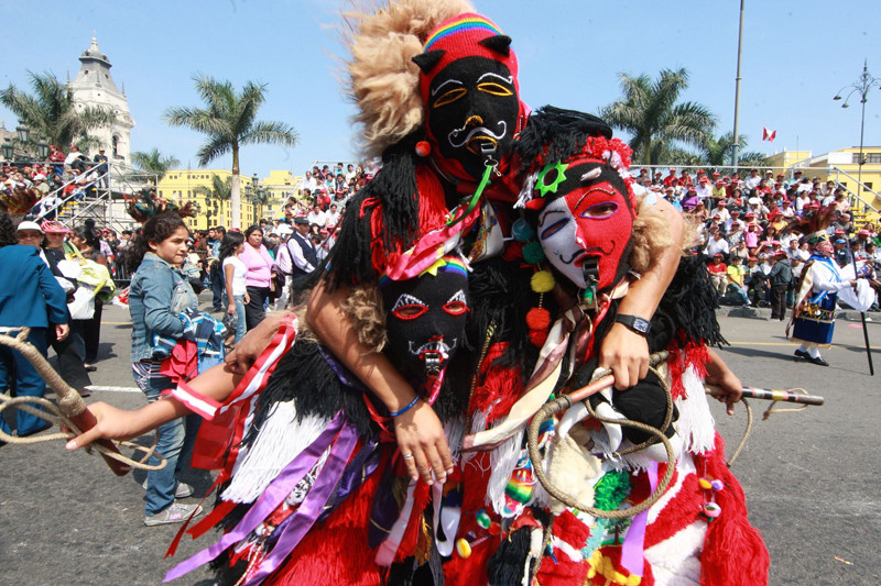 Danzas típicas de Cusco durante procesión del Señor de qoyllur riti en la Plaza de Armas de Lima