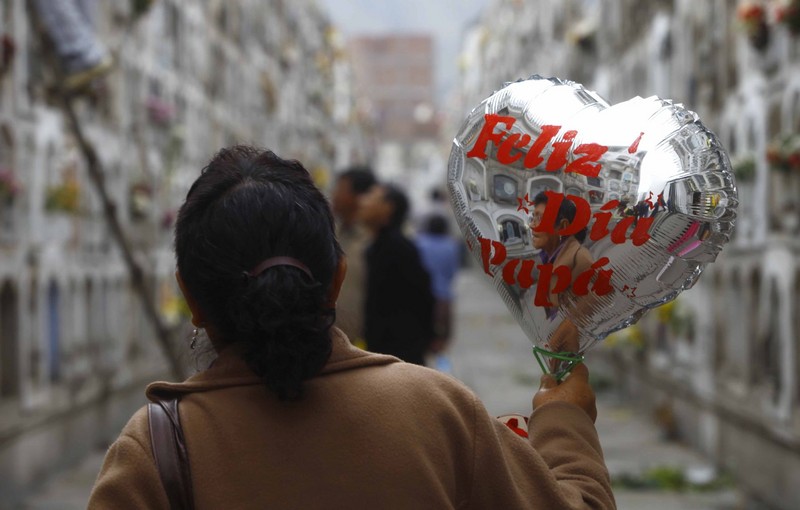 Miles de familias visitan el Cementerio el Ángel por el Día del Padre