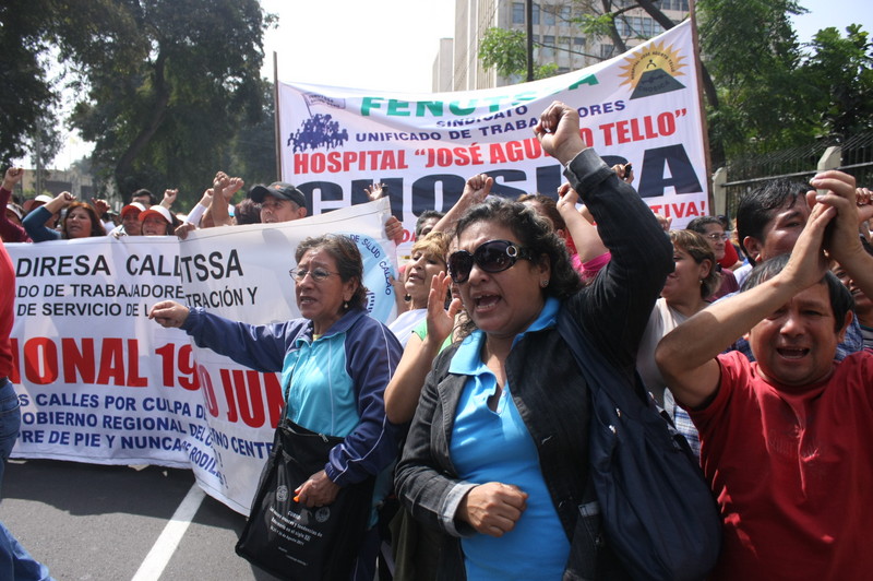 Enfermeras y personal  administrativo iniciaron paro de 48 horas frente al ministerio de salud