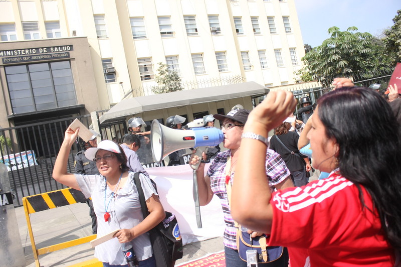 Enfermeras y personal  administrativo iniciaron paro de 48 horas frente al ministerio de salud