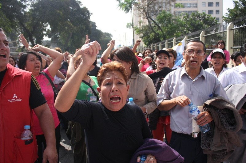 Enfermeras y personal  administrativo iniciaron paro de 48 horas frente al ministerio de salud