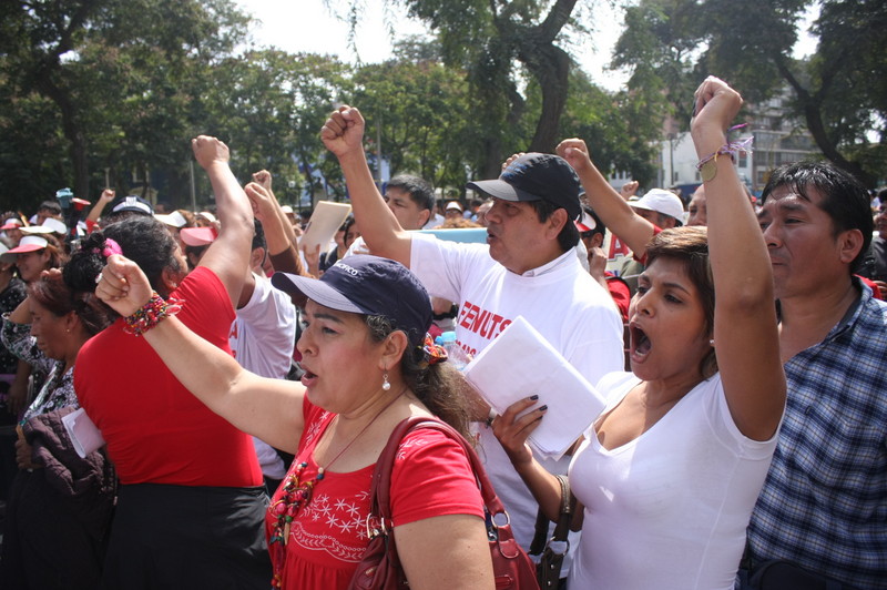 Enfermeras y personal  administrativo iniciaron paro de 48 horas frente al ministerio de salud