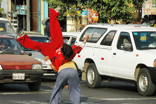 Jóvenes acróbatas dando brincos en las calles de Lima
