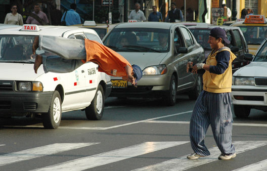 Jóvenes acróbatas dando brincos en las calles de Lima