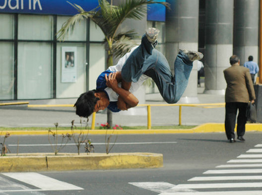 Jóvenes acróbatas dando brincos en las calles de Lima