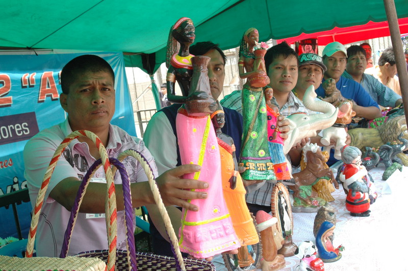 Internos elaboran trabajos en cerámicas y artesanías en el penal de san Juan de Lurigancho