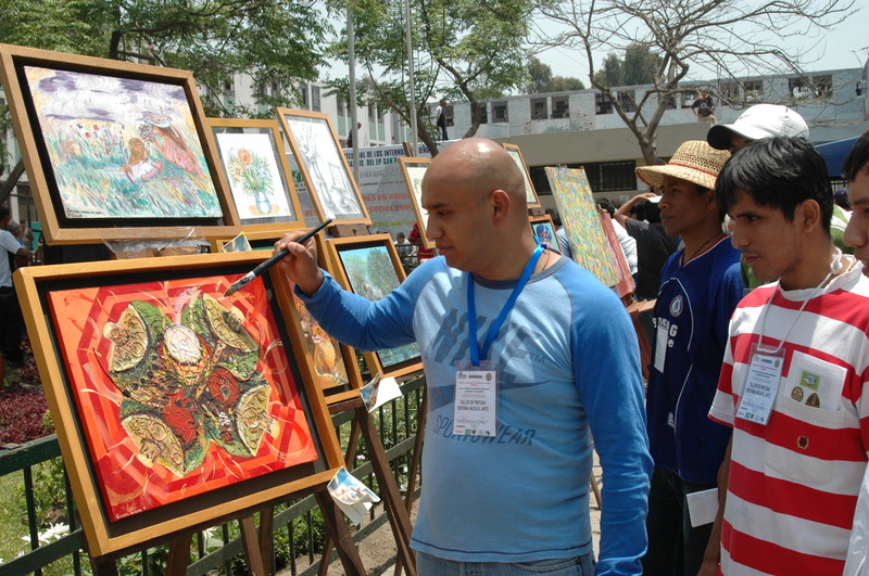 Internos elaboran trabajos en cerámicas y artesanías en el penal de san Juan de Lurigancho