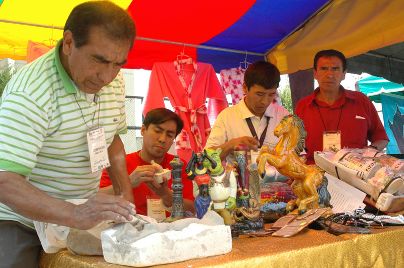 Internos elaboran trabajos en cerámicas y artesanías en el penal de san Juan de Lurigancho