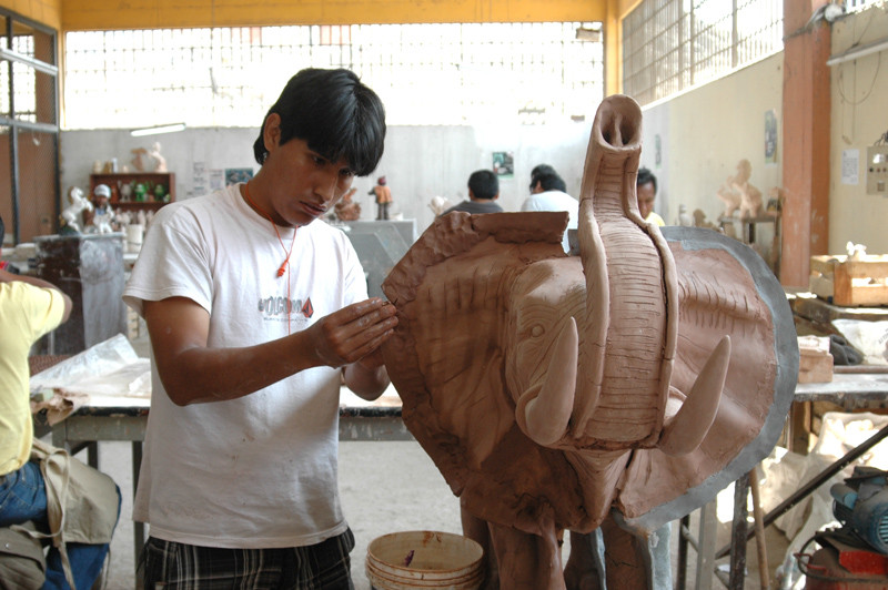 Internos elaboran trabajos en cerámicas y artesanías en el penal de san Juan de Lurigancho