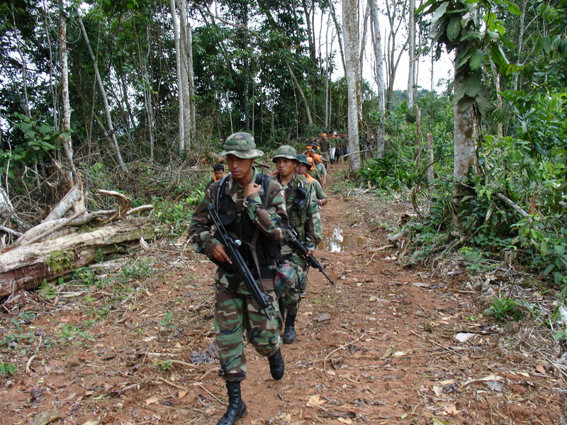 Efectivos de la policía nacional realizan operativos por aire y tierra en la zona del vrae