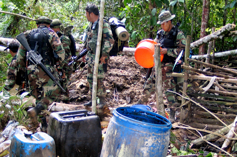 Efectivos de la policía nacional realizan operativos por aire y tierra en la zona del vrae