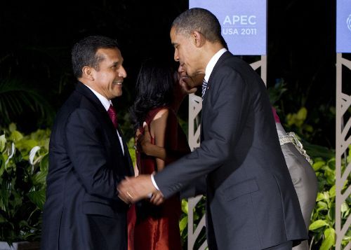 Ollanta Humala, saluda a su homólogo estadounidense, Barack Obama, en APEC