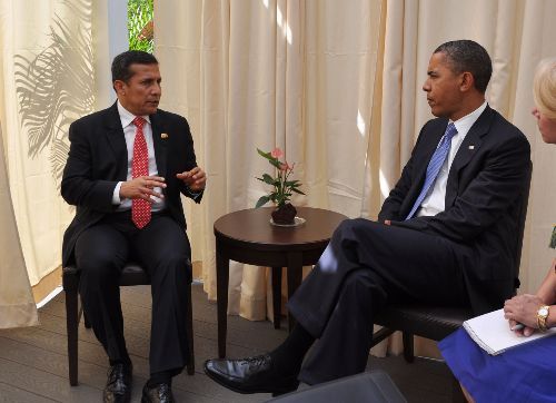 Ollanta Humala, saluda a su homólogo estadounidense, Barack Obama, en APEC